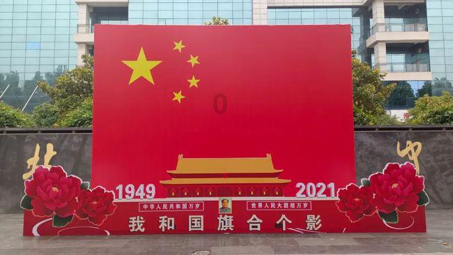 我的闺密经常和我老公聊天，怎么办？