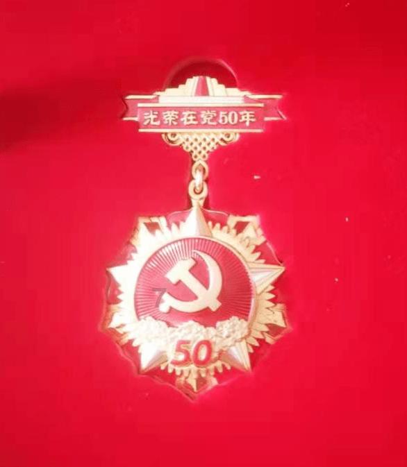 秦王赶紧来扶弟媳杨媚儿下马，杨媚却身子一软趁势倒在了他的怀里