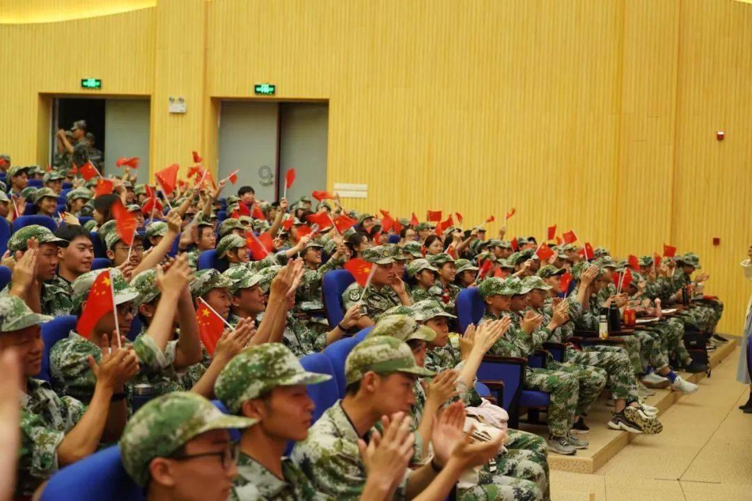 鲁山县书法家为市民义写春联迎新年