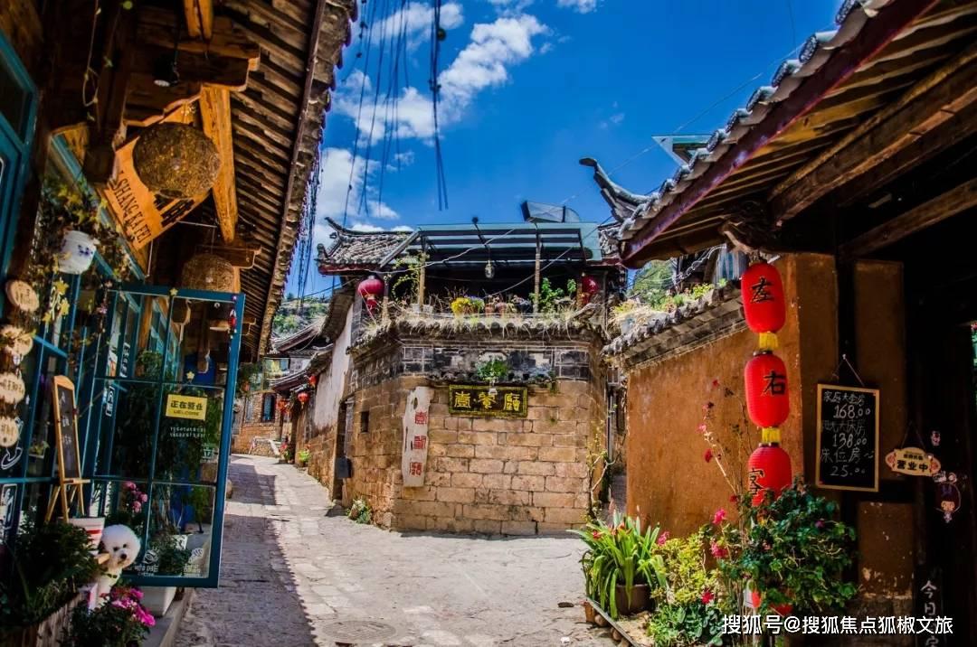 60岁“小青”陈美琪罕见搭地铁,身形消瘦颈纹明显,气质优雅非凡